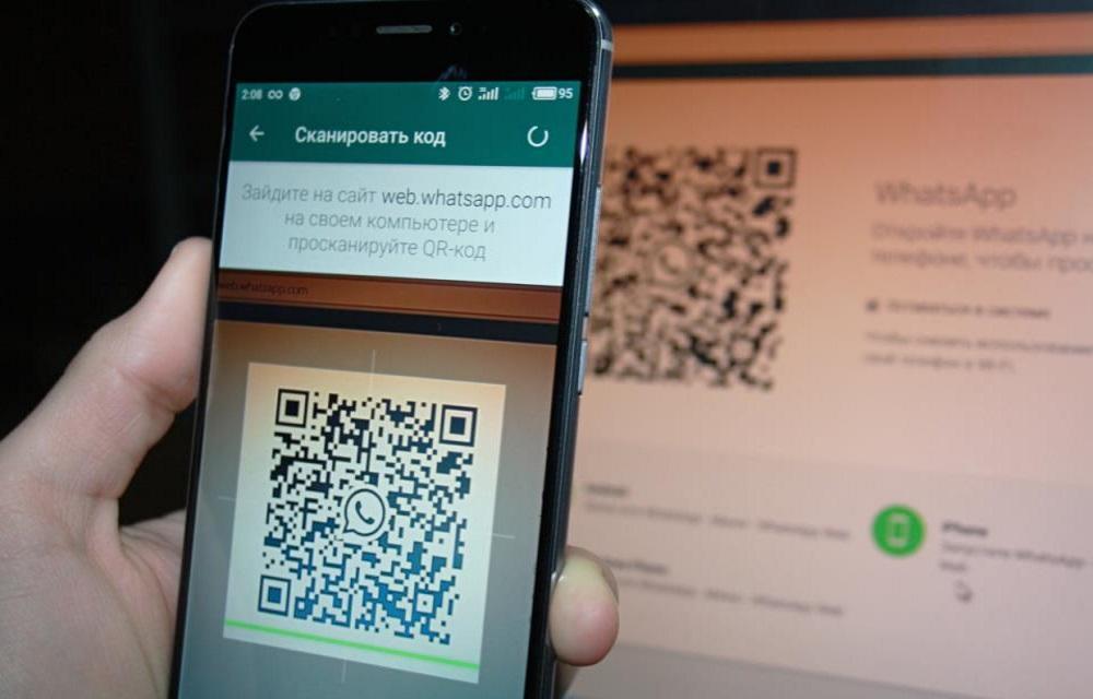 Сканирование QR-кода для завершения установки WhatsApp